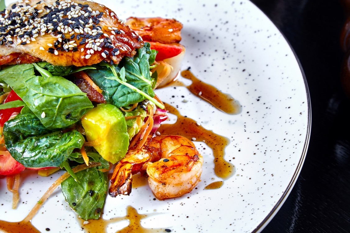 سلطة السلمون والروبيان الدافئة مع السبانخ