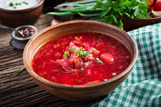 شوربة الملفوف الأحمر بالطماطم