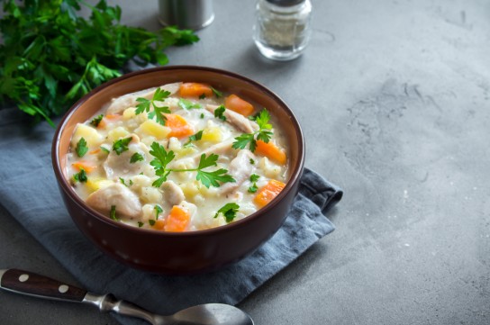 شوربة الدجاج والخضار بالكريمة
