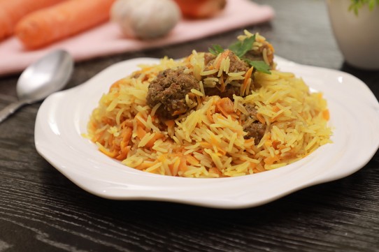 أرز بالكاري مع كرات اللحم بالفيديو