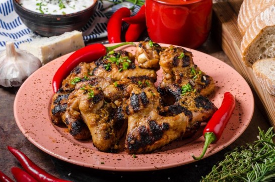 أجنحة الدجاج المشوية
