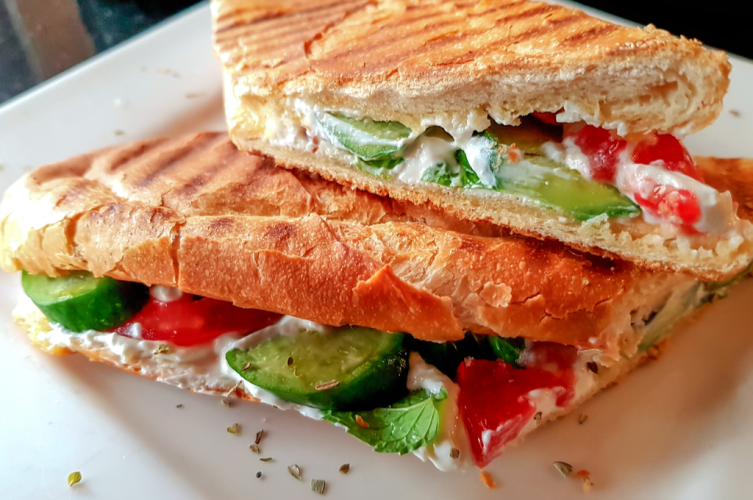 ساندويش لبنة بالخضار للفطور