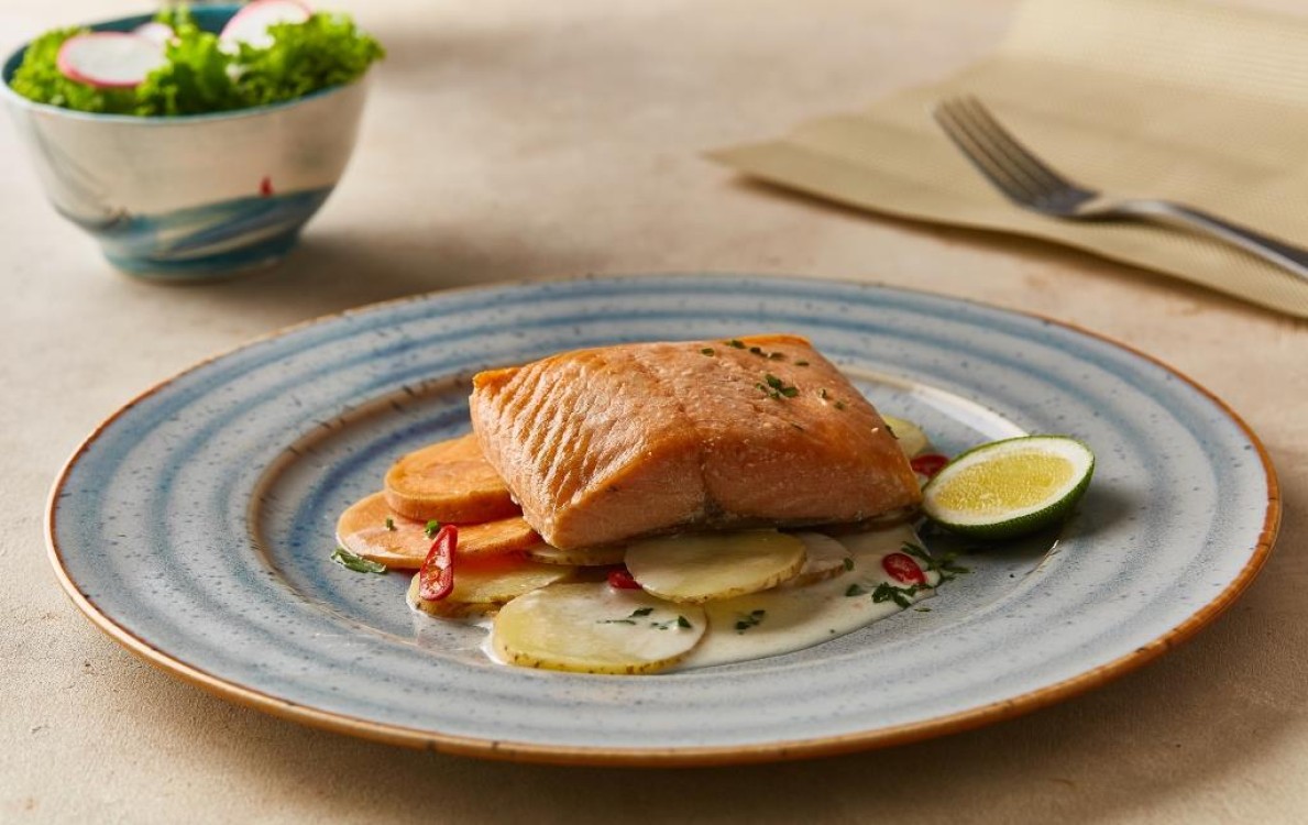 سلمون مشوي بالبطاطس وحليب جوز الهند