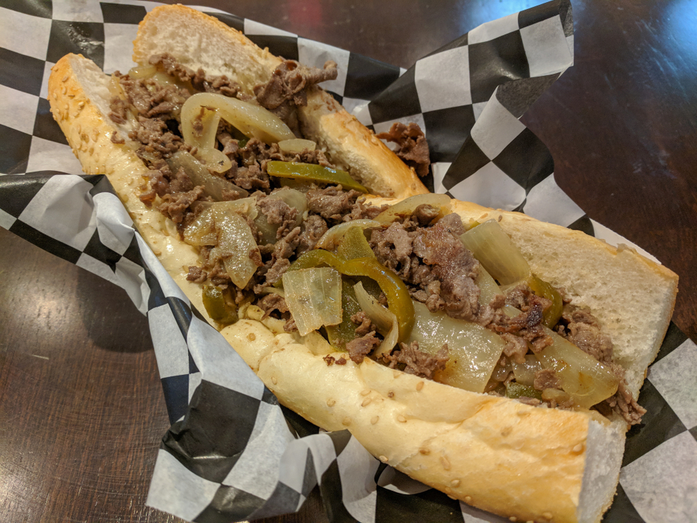 ساندويش ستيك اللحم بصوص الفلفل الأسود