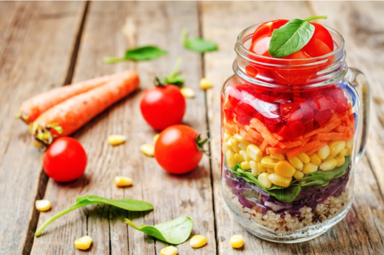 سلطة طبقات بالخضار والحبوب