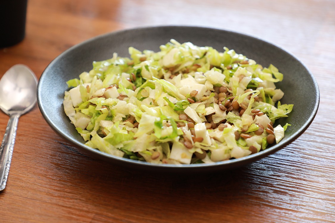 سلطة العدس بالخس والحلوم بالفيديو