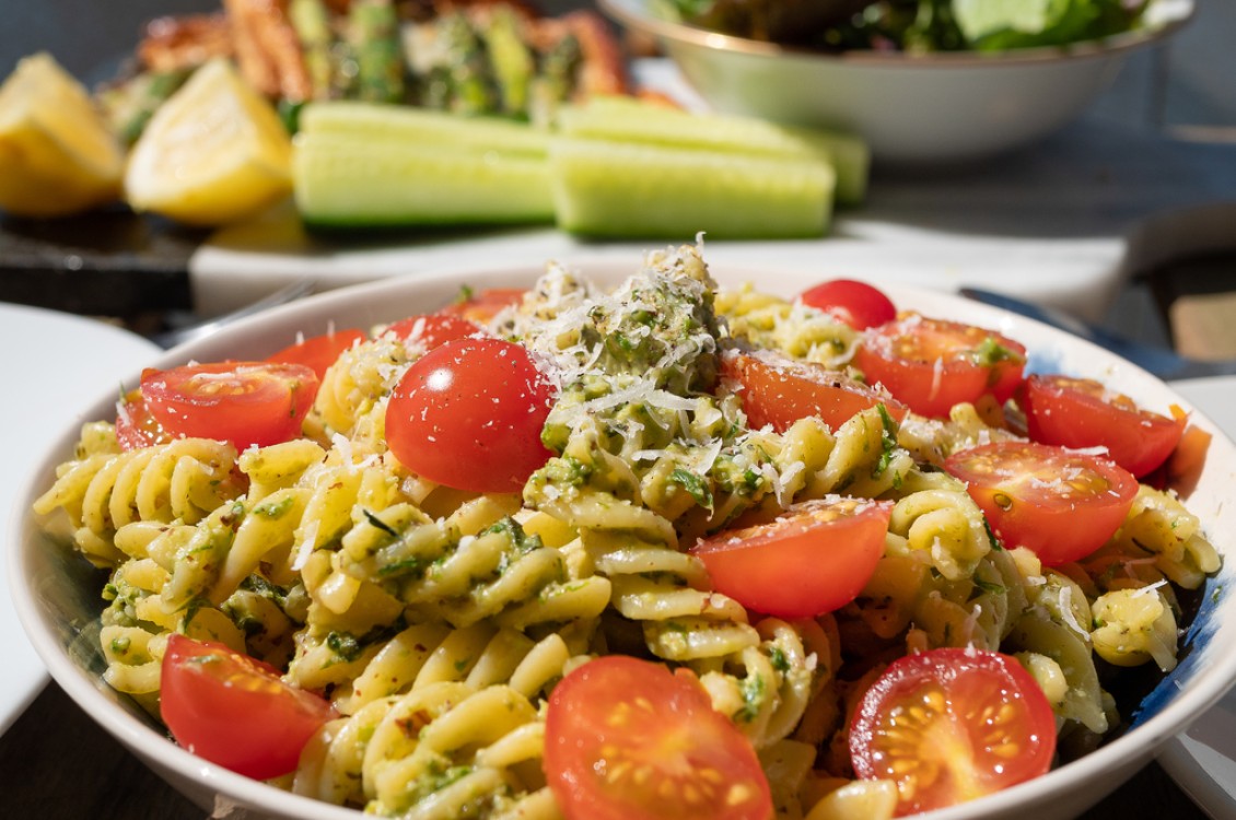 سلطة مكرونة بالبستو والطماطم