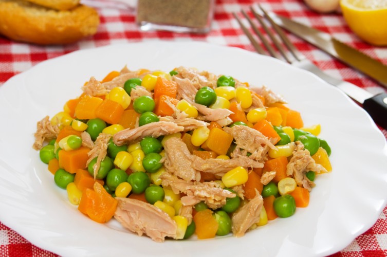 سلطة التونة بالبازيلا والجزر