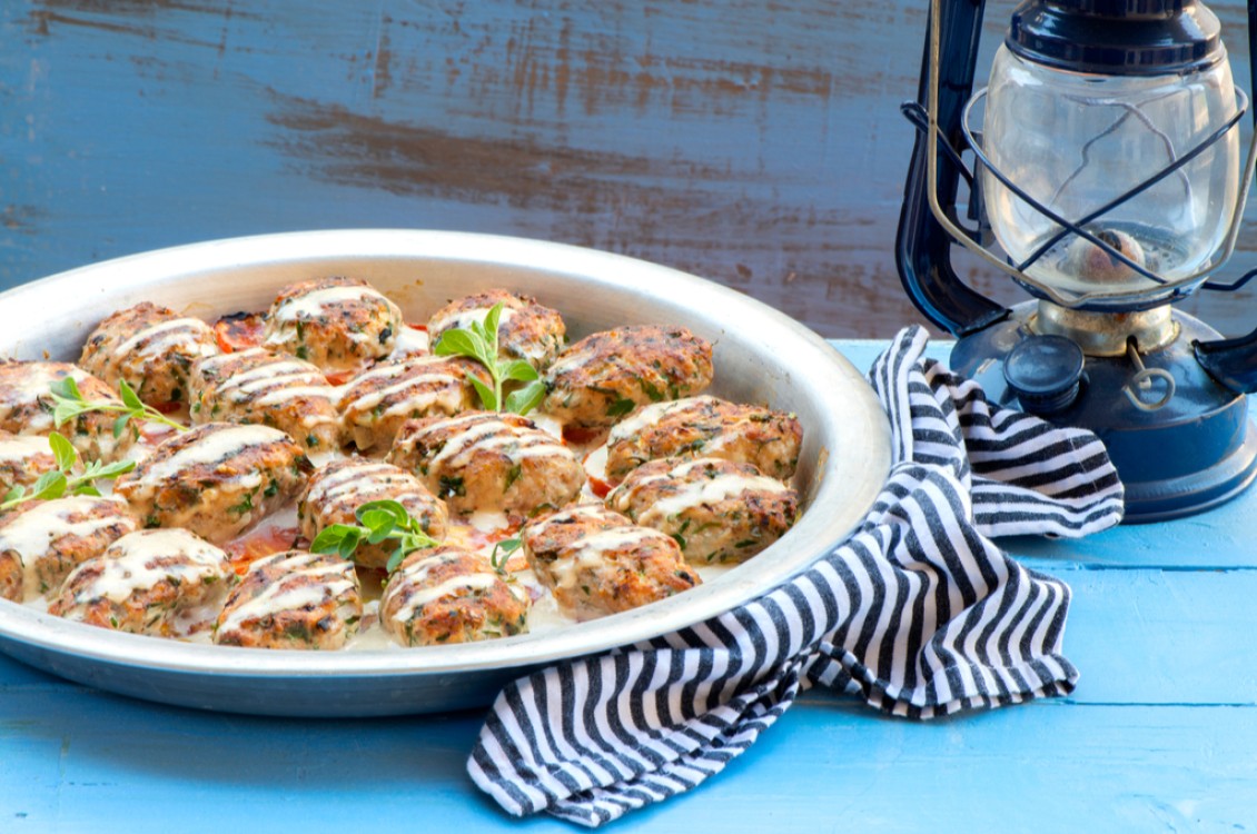 صينية سمك بالطحينية والطماطم