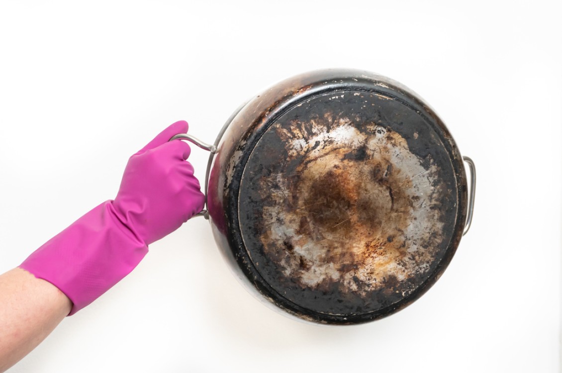 أفضل طريقة لتنظيف الأواني المحروقة