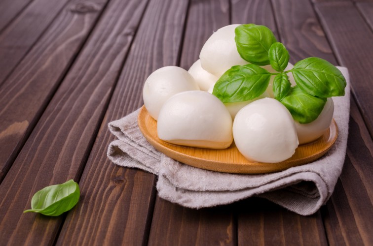 كرات الجبنة للسلطات