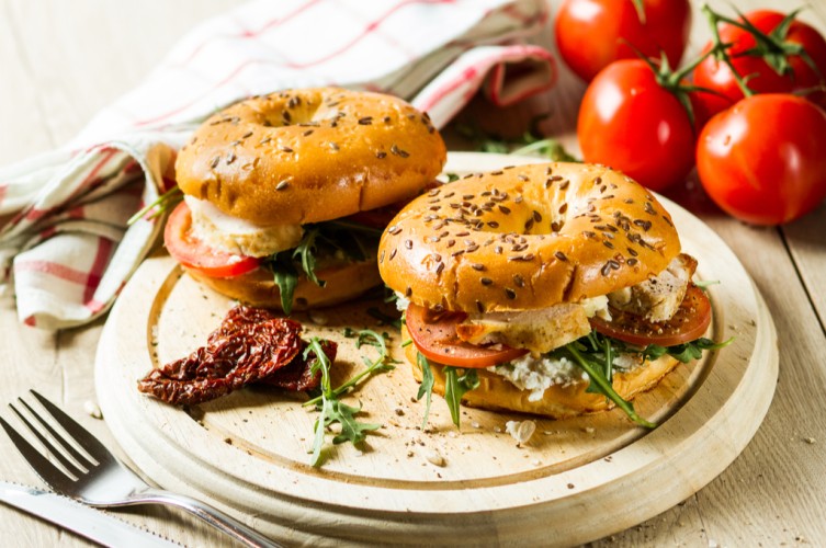 ساندويش الدجاج بالكريمة والأعشاب