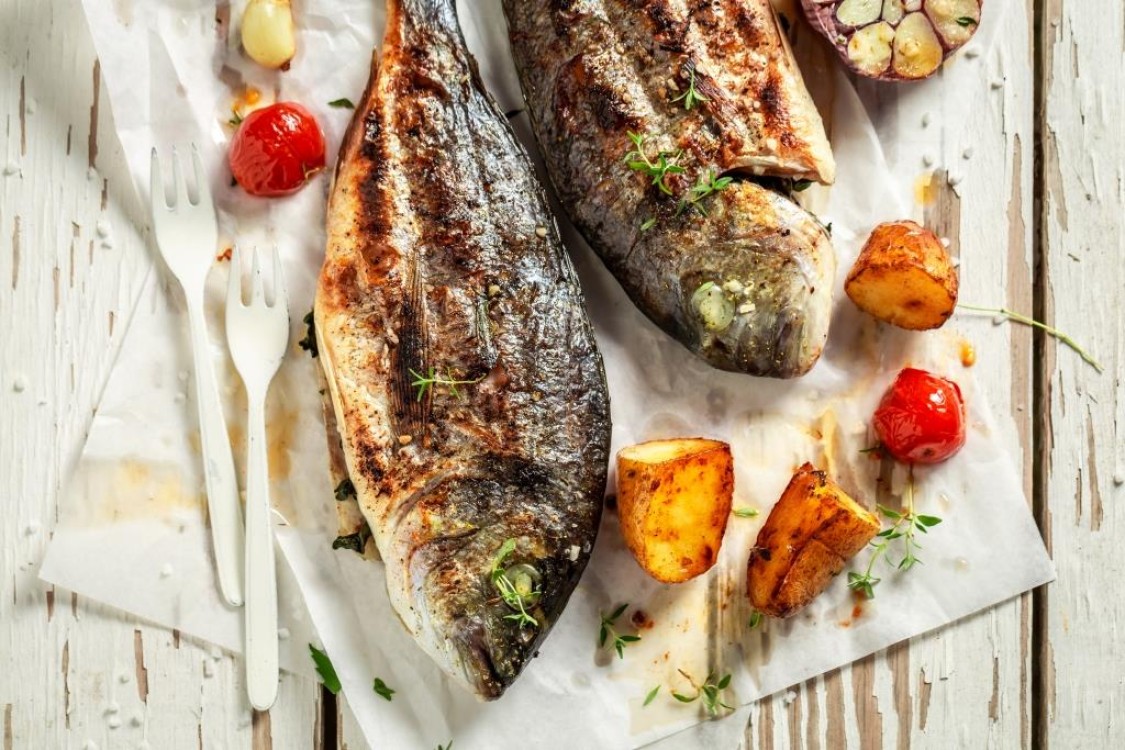 سمك السيباس المشوي على الطريقة المغربية