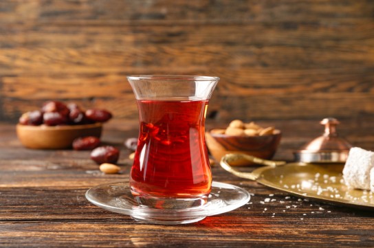 طرق للتخلص من إصفرار أكواب الشاي