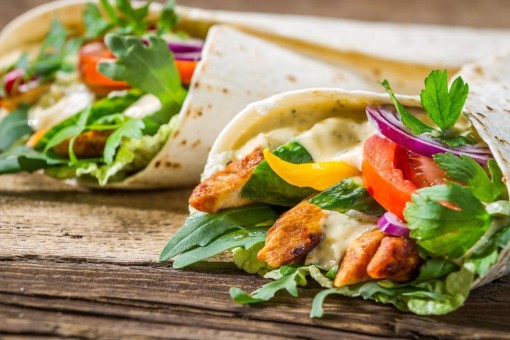 ساندويش فاهيتا الدجاج بالكريمة الحامضة