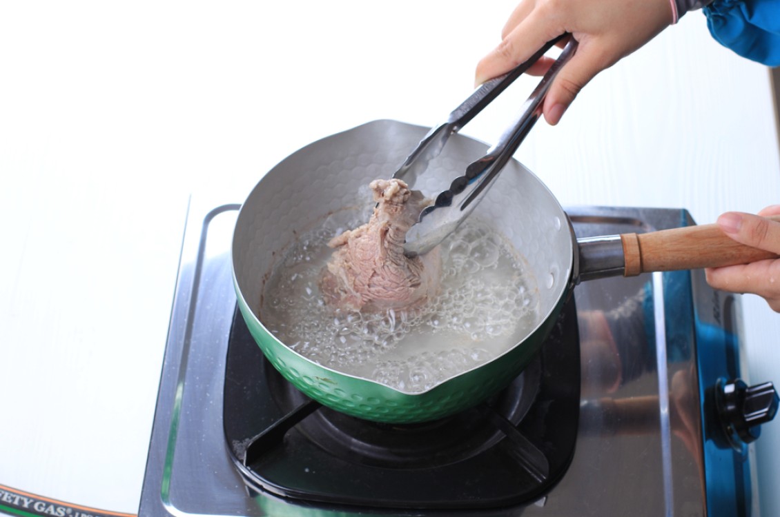 طريقة سلق اللحم بنصف الوقت مهما كانت قاسية وبدون قدر ضغط