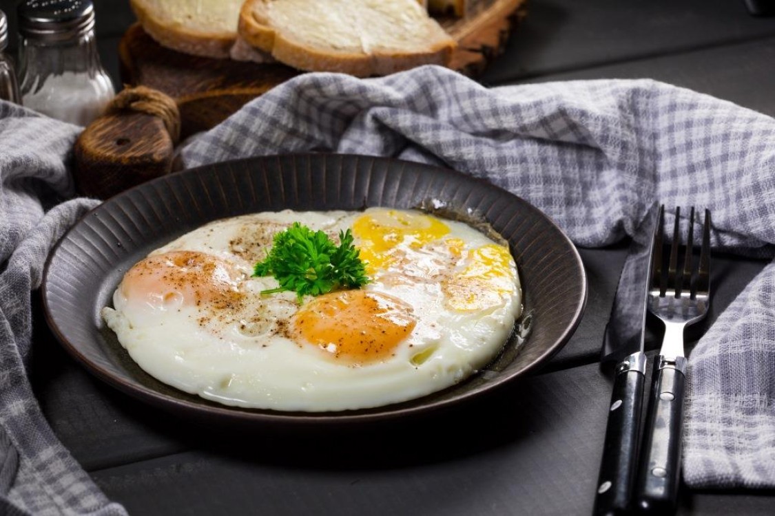 بيض عيون بالجبن