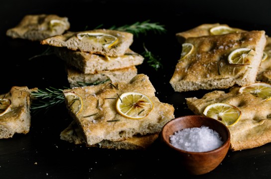خبز الزيتون بالأعشاب