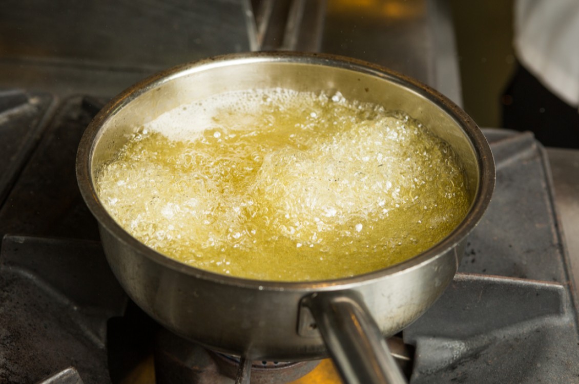 طرق تجنب فوران الزيت أثناء القلي