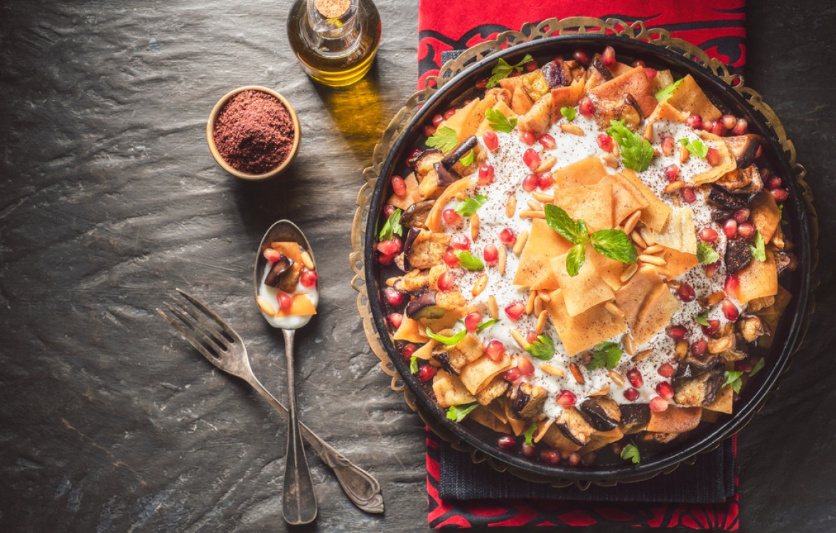 فتة الباذنجان باللحم والزبادي