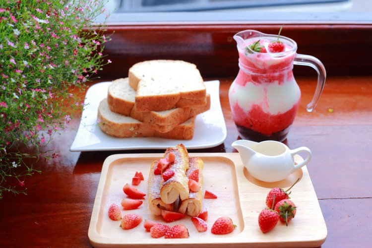 أصابع التوست المقلية بمربى الفراولة