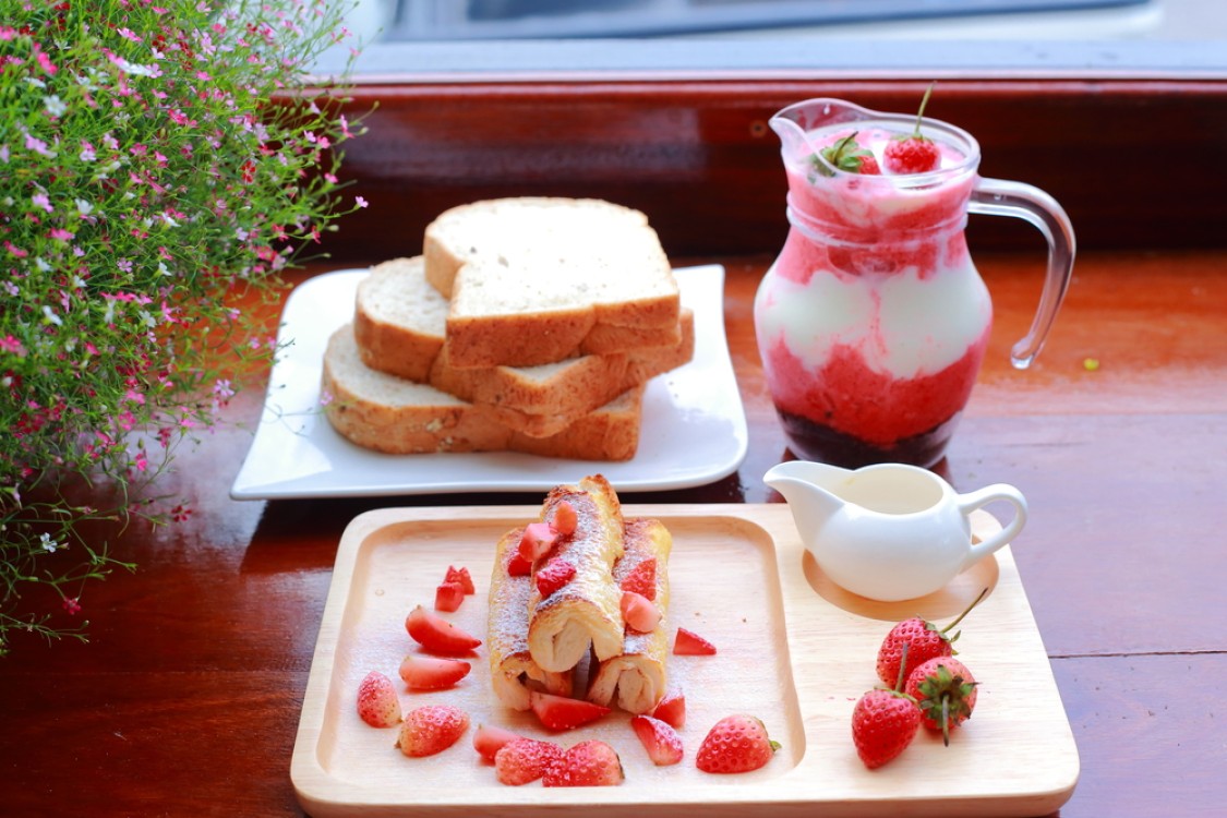 أصابع التوست المقلية بمربى الفراولة