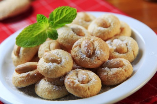 7 طرق مختلفة لعمل كوكيز اللوز