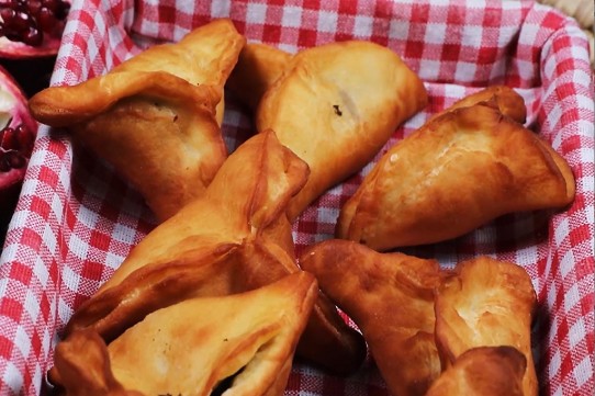 سمبوسة السبانخ والرمان بالفيديو