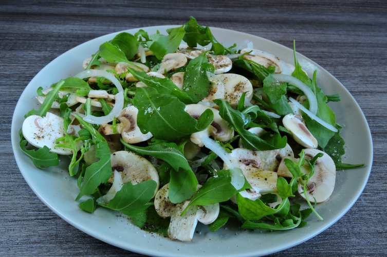 سلطة الجرجير بالفطر والبصل للرجيم