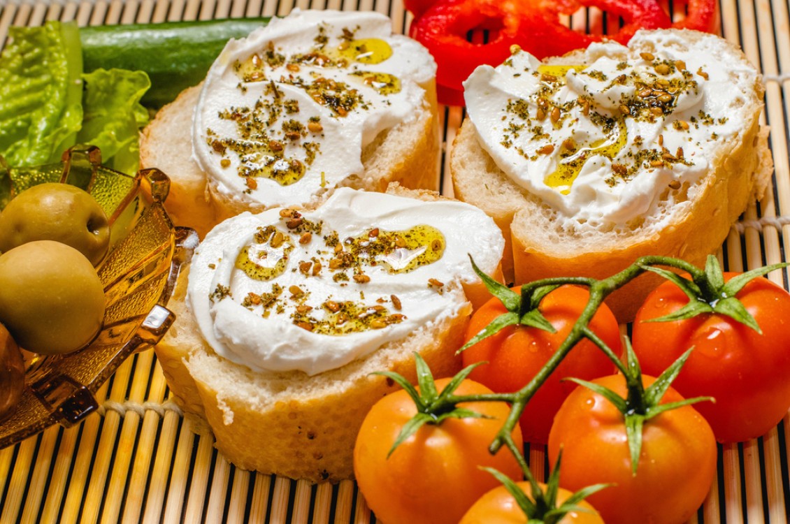 طريقة عمل ساندويش اللبنة بالزعتر للفطور