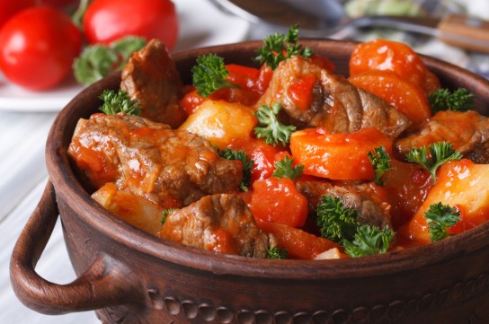 صاجية اللحم بالطماطم