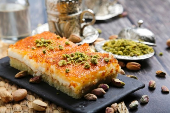 بسبوسة بالقشطة على طريقة الطهاة