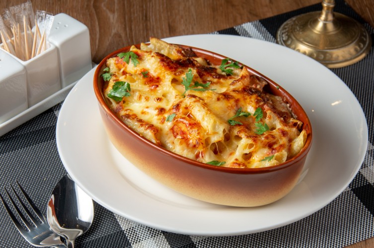 مكرونة بشاميل بالبسطرمة