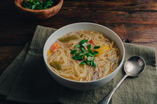 شوربة صدور الدجاج بالشعيرية