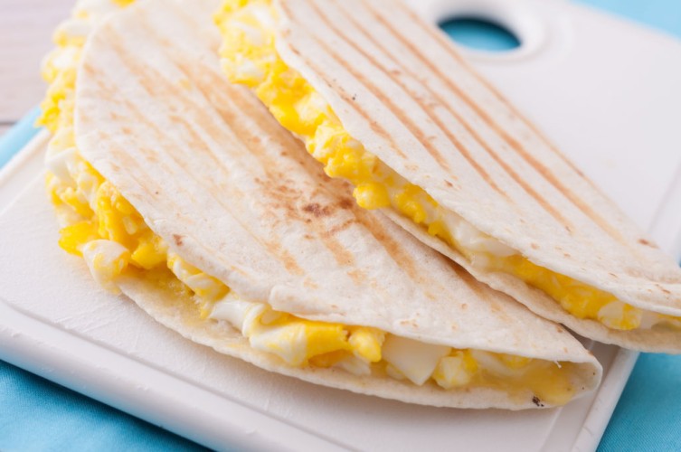 لفائف البيض مع جبن الفيتا للفطور