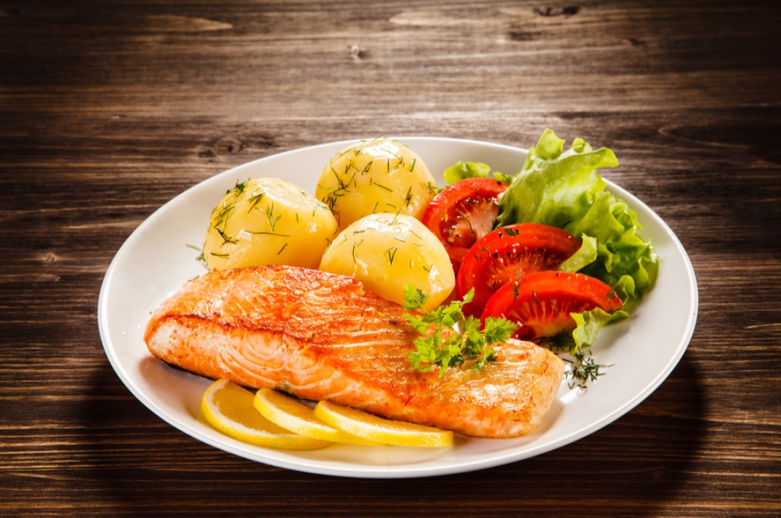 سلمون بالخضار