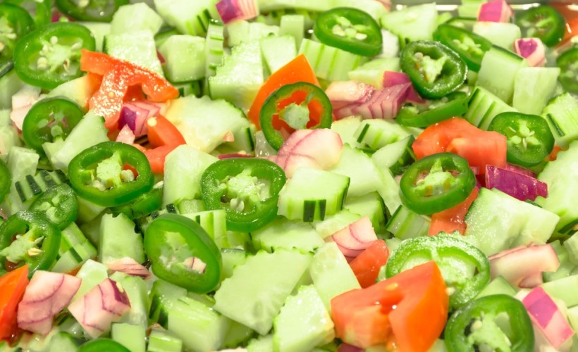 سلطة الخيار بالهالابينو الحار