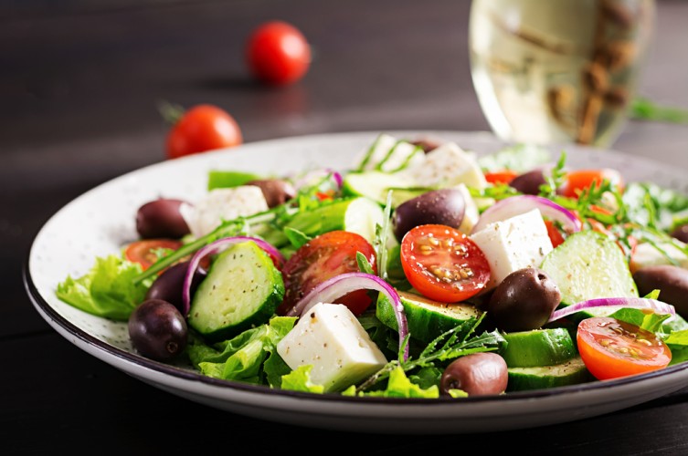 سلطة يونانية بالجبن والزيتون