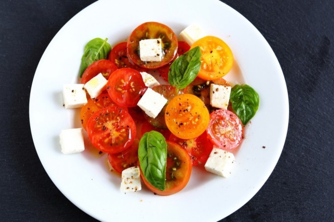 سلطات سهلة بجبن الفيتا