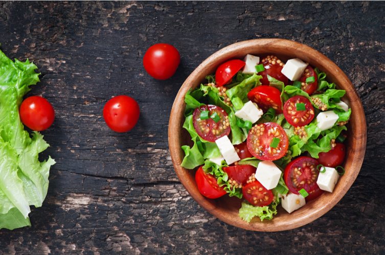 سلطة الطماطم بالجبن الأبيض