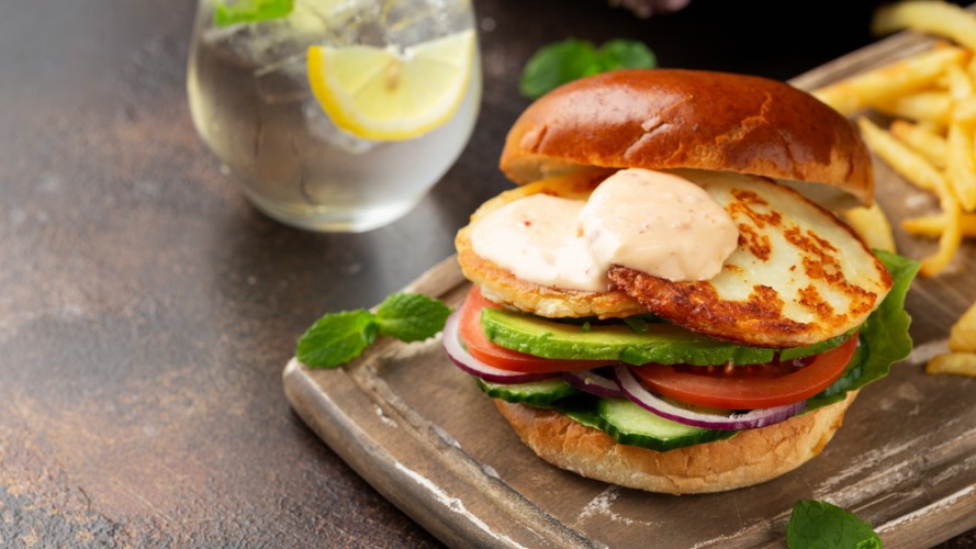 كلوب ساندوتش بالحلوم