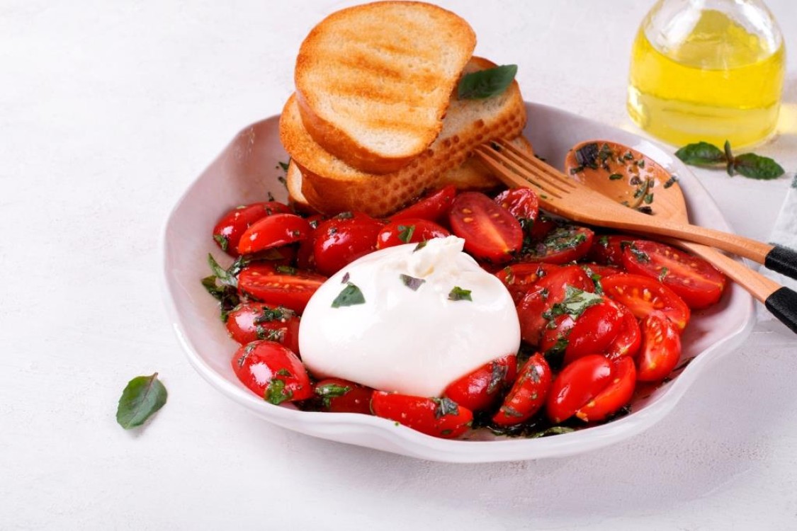 سلطة بانزالنزا الإيطالية بالخبز الفرنسي المحمص