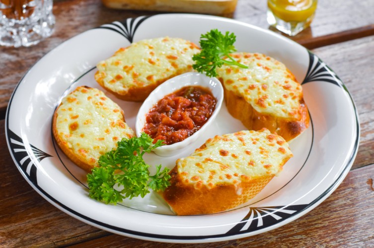 الخبز الفرنسي المحمص بالثوم والجبن