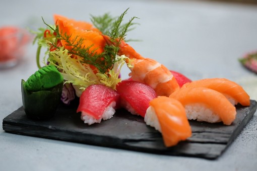 3 طرق لتحضير السوشي النيجيري بالفيديو