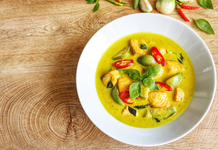 سلمون بالكاري وحليب جوز الهند