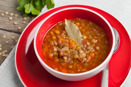 شوربة العدس البني بالطماطم