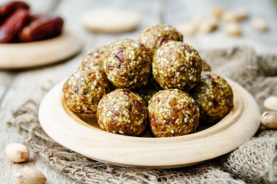 كرات التمر بالبسكويت لحلى العيد