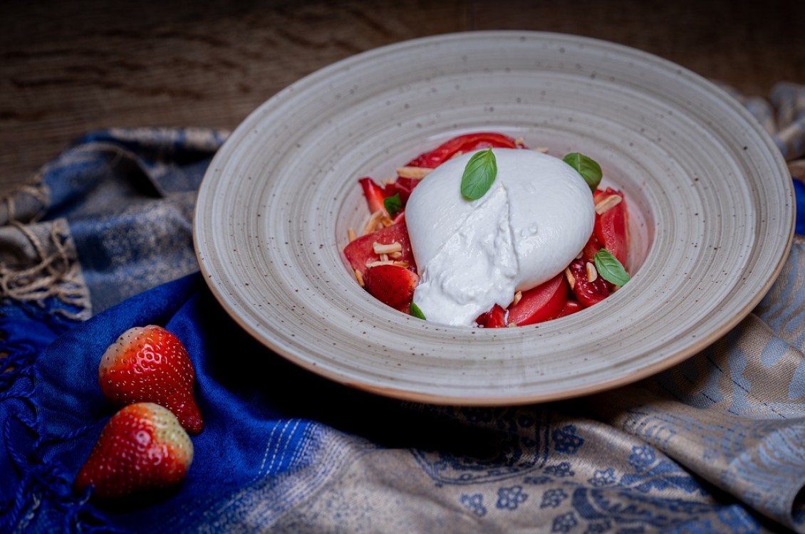 سلطة الطماطم بجبن الموزاريلا والفراولة بالفيديو