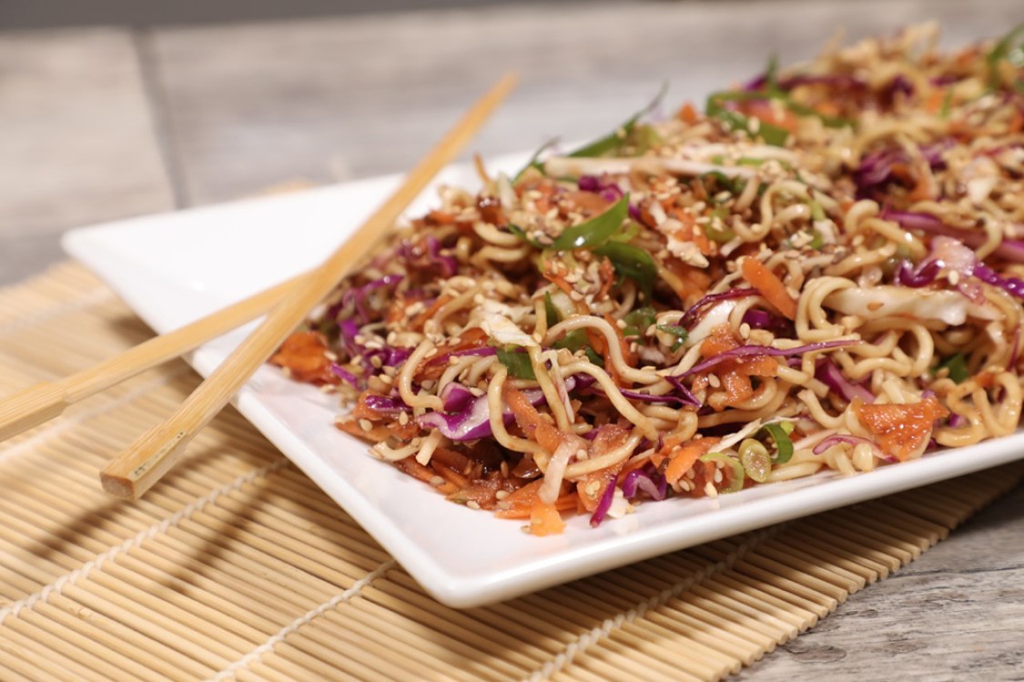 سلطة النودلز بالخضار على الطريقة الآسيوية