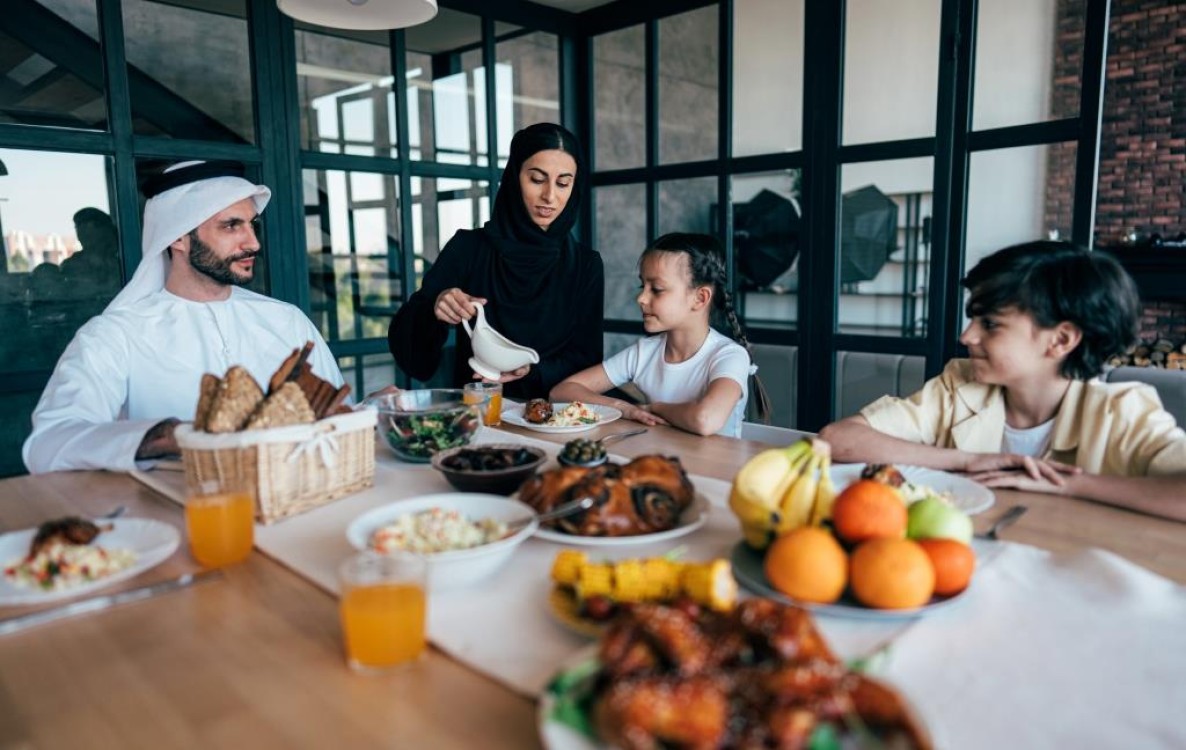 كيف تعودين ابنك المراهق على الالتزام بموعد العشاء العائلي؟